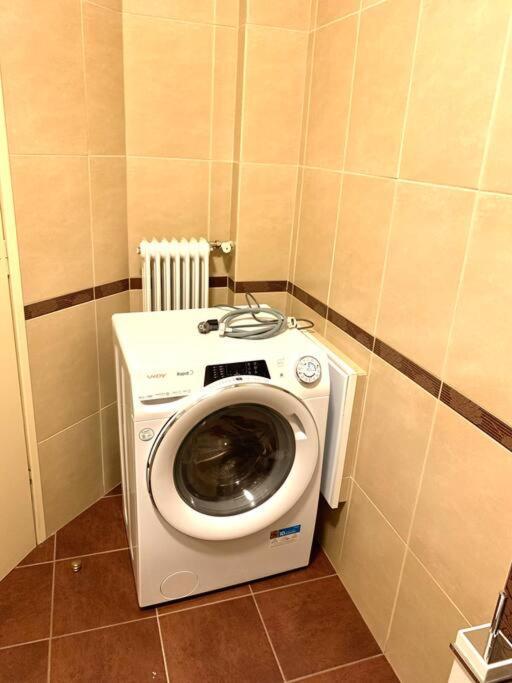 Spacious 4-Bedroom Family Home, 100M From Metro Athens Exterior photo